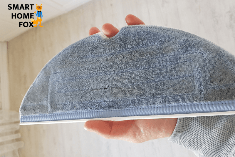 грязная салфетка Roborock S7 держится в руке.